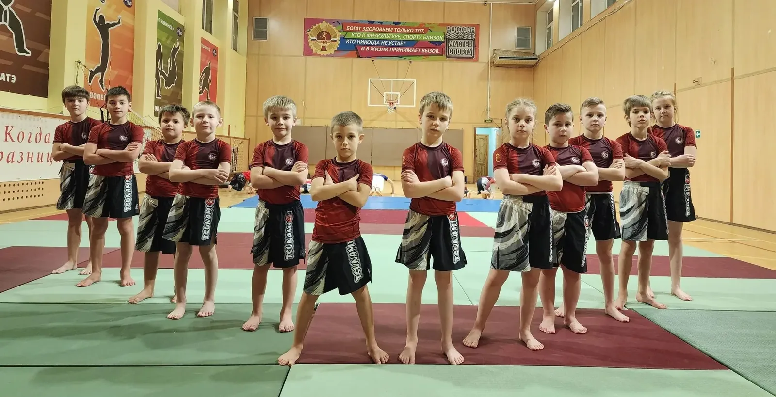 Дети в клубной спортивной форме на татами